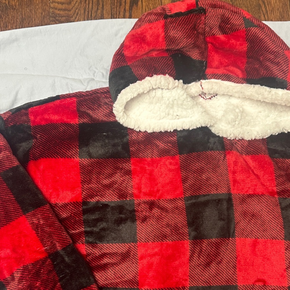 SHEIN Red and Black Plaid Hooded Robe - Picture 5 of 8